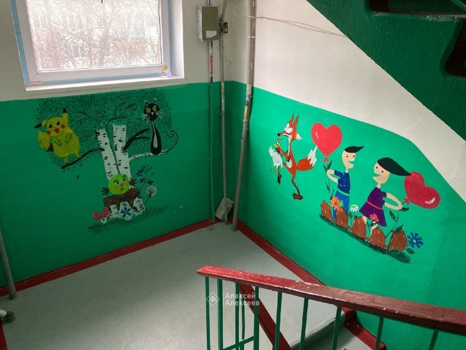 Image for Дзержинская медсестра украсила стены подъезда сказочными рисунками