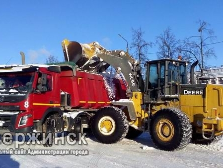 Image for Более четырех тысяч кубометров снега вывезено с улиц и дорог  Дзержинска с начала нового года