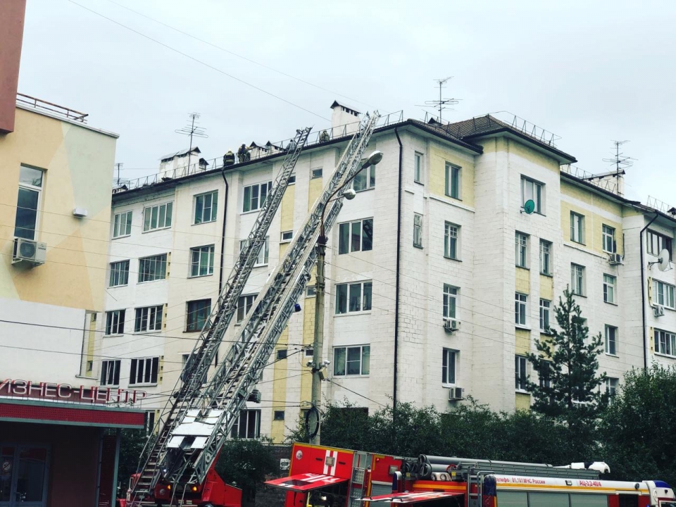 Крыша загорелась во время ремонта дома на Казанском шоссе