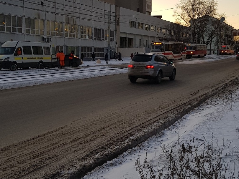 На Комсомольской площади из-за аварии встали трамваи