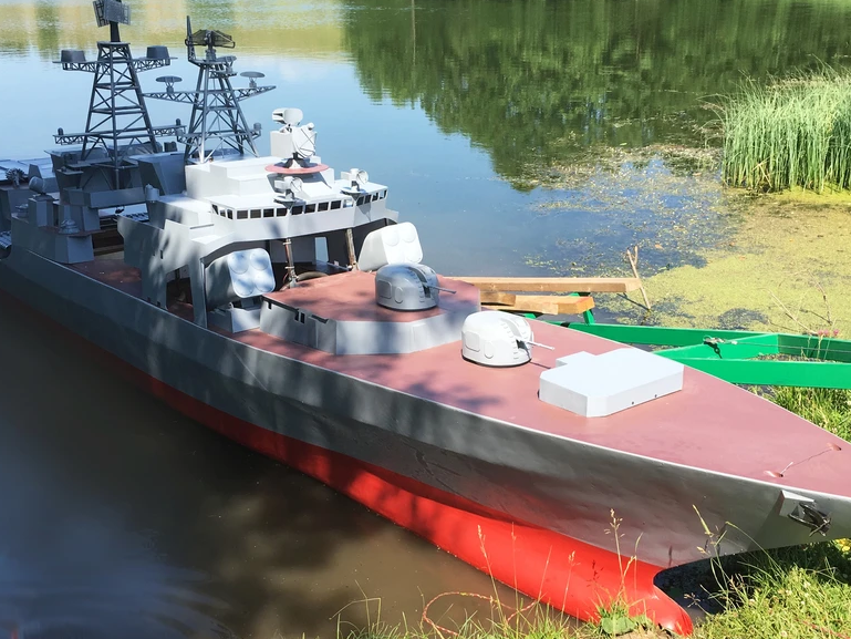 Image for Нижегородец создал 8-метровую копию военного корабля