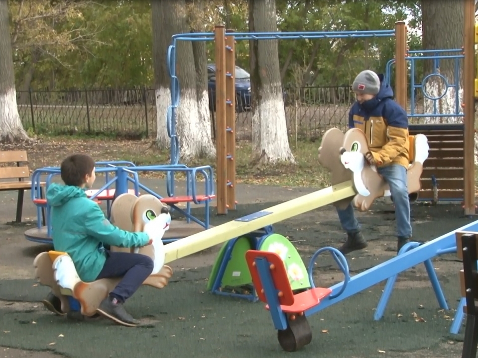 Карета влюбленных и детская площадка появились в парке Краснооктябрьского района
