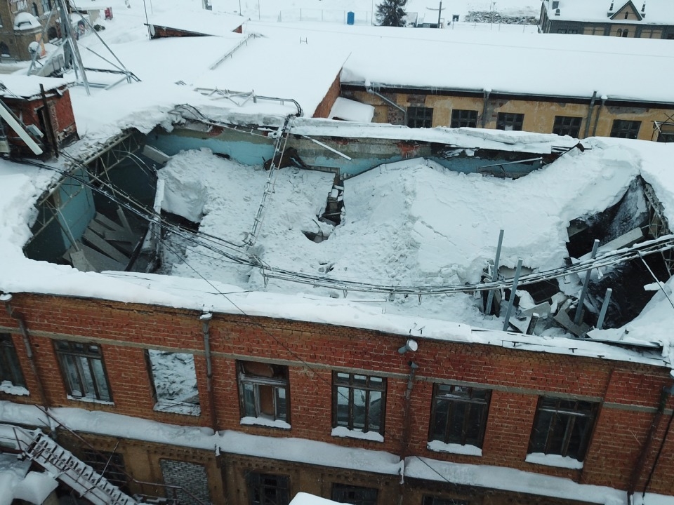 Появилось видео обрушения крыши дома на Нижневолжской набережной