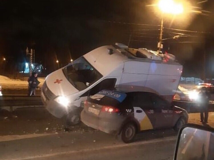 Image for Два человека пострадали в массовом ДТП со скорой на Комсомольском шоссе
