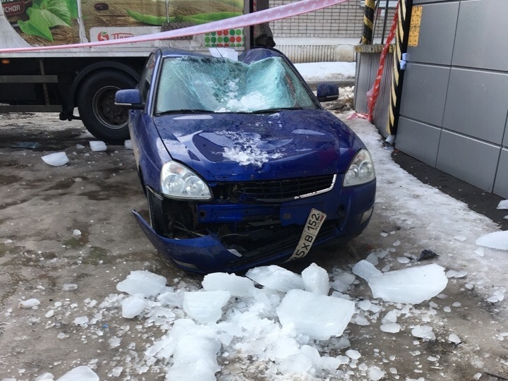 глыба льда упала на машину в Нижнем Новгороде