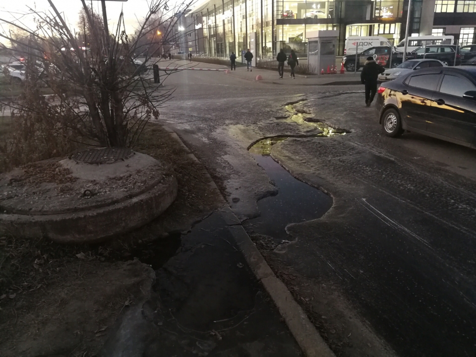 Image for В Нижнем Новгороде дорога превратилась в полосу препятствий из-за утечки воды