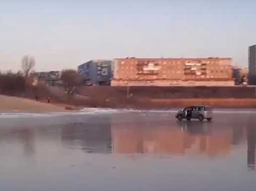 Image for В Дзержинске экстремалы проехались по льду на машине