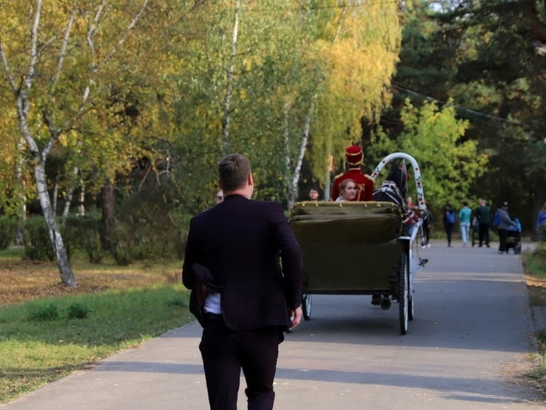 Image for В Нижнем Новгороде гусар украл невесту во время фотосессии