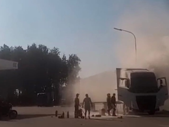 Image for Байкеры потушили горящую фуру на АЗС в Нижегородской области
