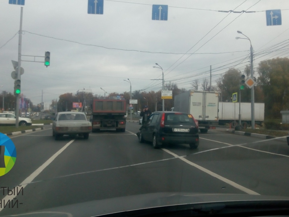 Image for КамАЗ протаранил иномарку на проспекте Гагарина в Нижнем
