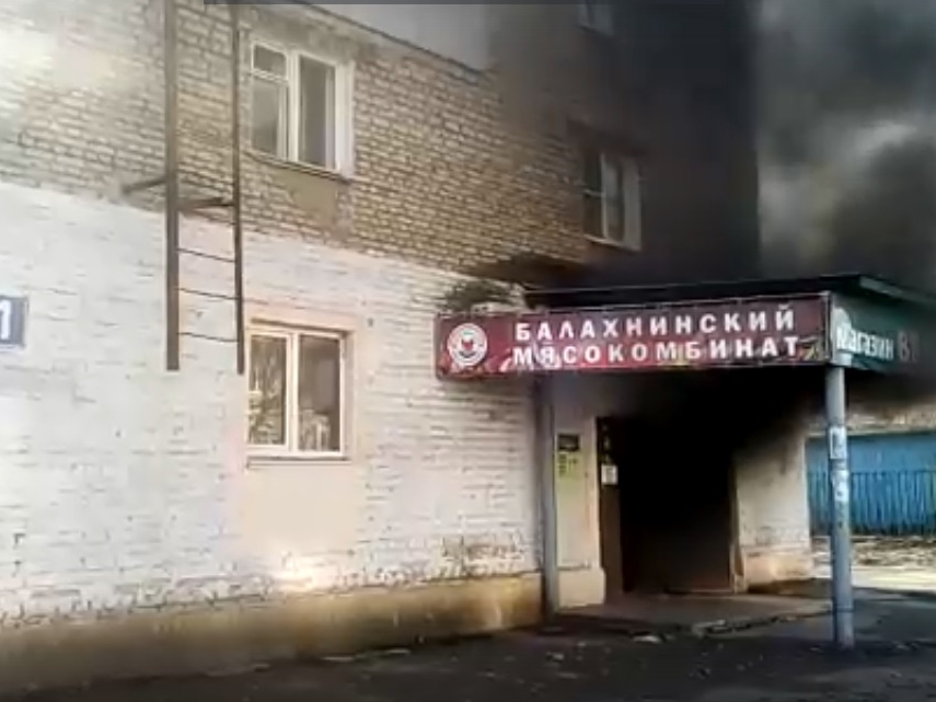 В Балахне неизвестные подожгли магазин в жилом доме с людьми