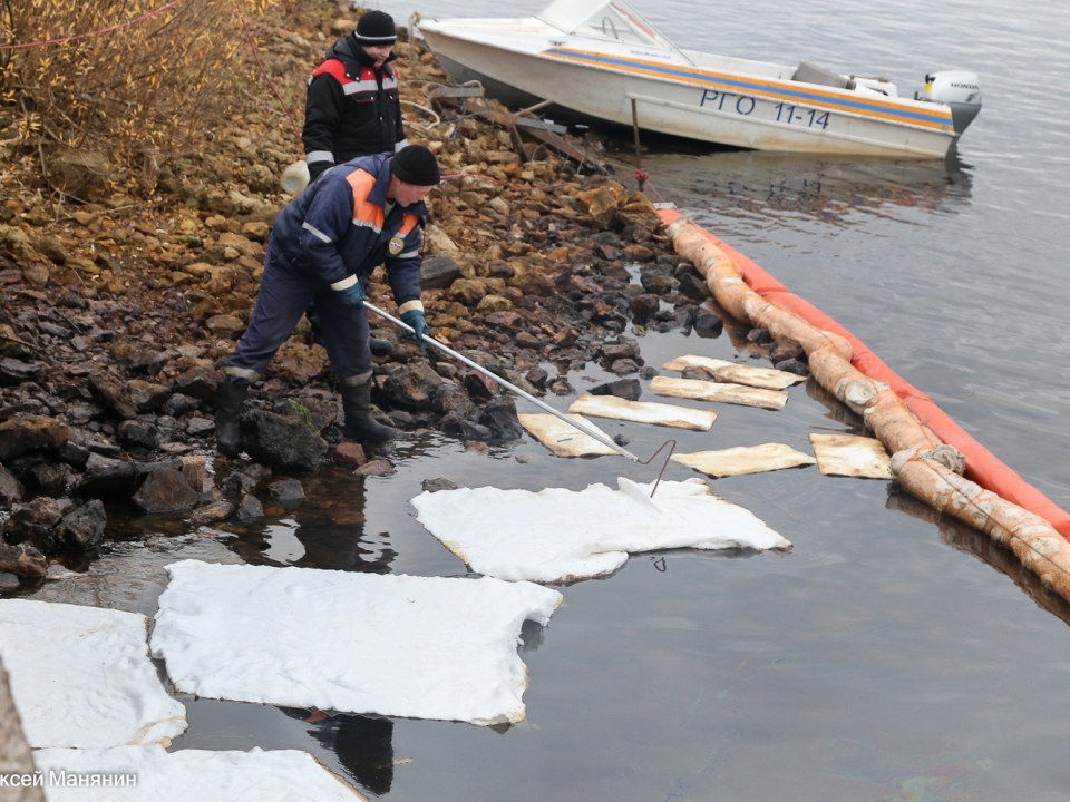 Более тысячи литров нефтепродуктов собрали с поверхности Волги в районе Бурнаковки