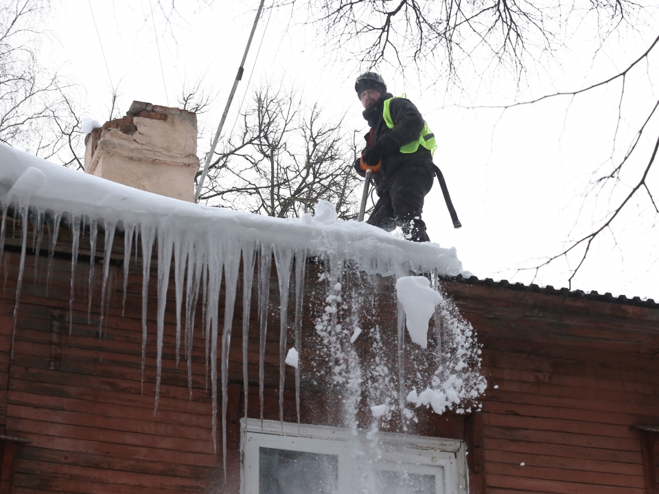 Image for Работы по очистке крыш домов от наледи и сосулек проходят в Нижнем Новгороде