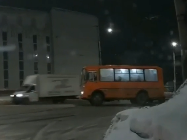 Image for Водителя «Лады» наказали после инцидента с дрифтующей маршруткой на Московском шоссе