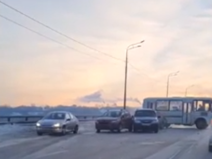 Появилось видео с места массового ДТП с маршруткой на Мызинском мосту