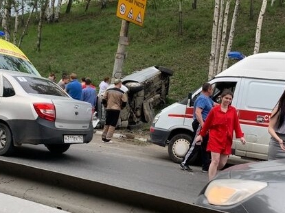 Image for  На спуске к Мызинскому мосту перевернулся автомобиль