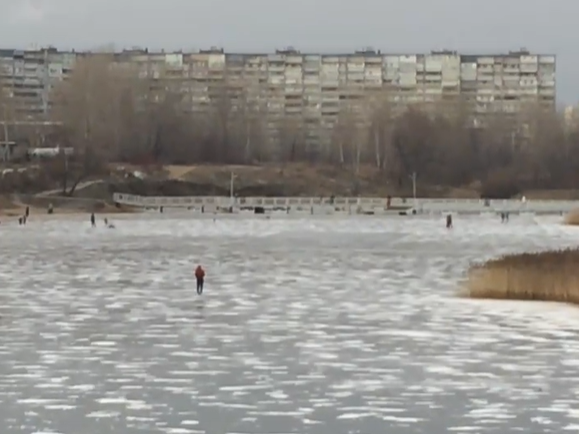 Image for Массовые катания устроили нижегородцы на Мещерском озере: видео