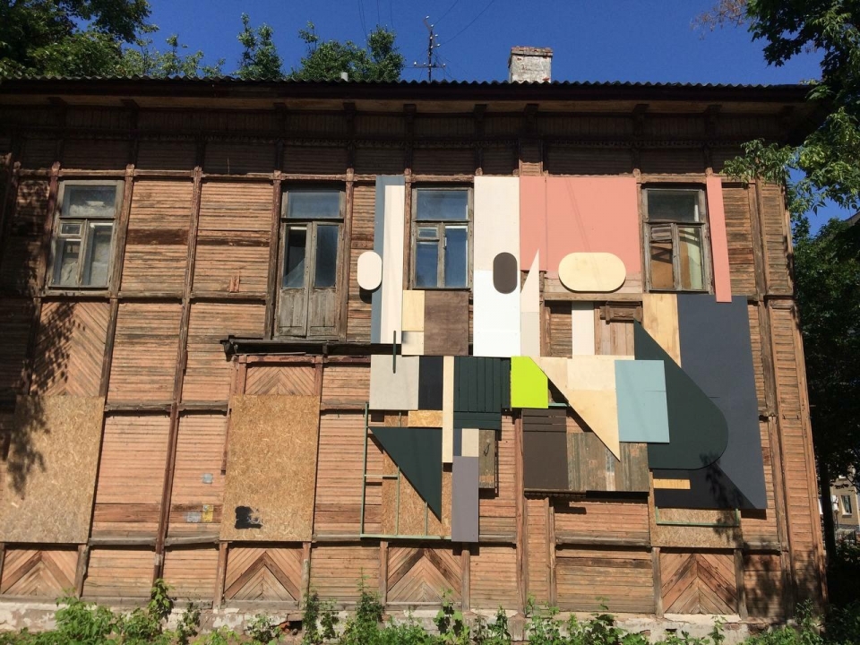 Image for Работа московского художника появилась на фасаде дома в квартале церкви Трех Святителей