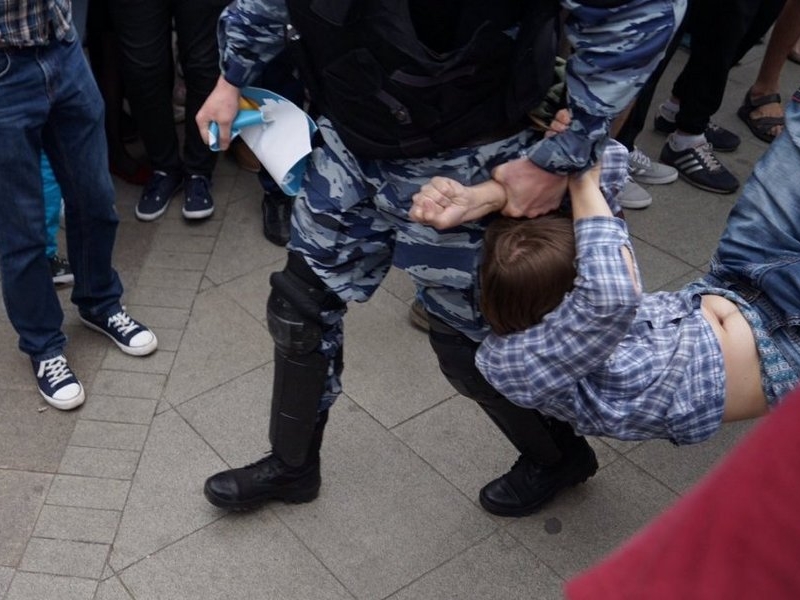 В Госдуме одобрили законопроект о штрафах за привлечение подростков к митингам