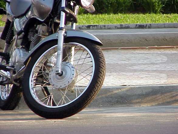 Мотоцикл без номеров сбил женщину на Нижне-Волжской набережной в Нижнем