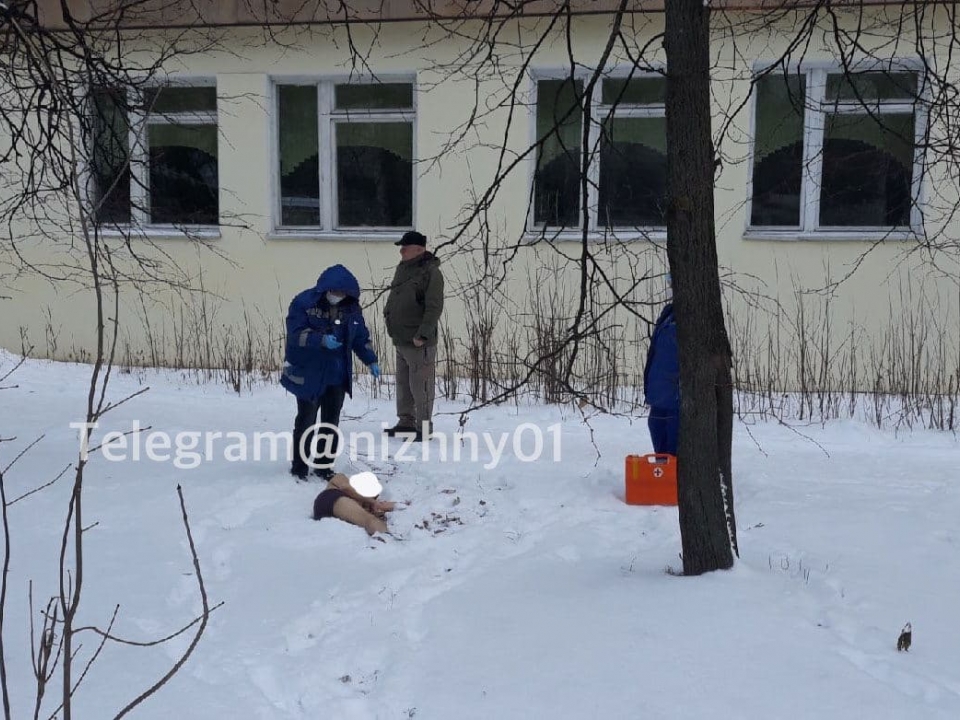 Тело полуобнаженного мужчины нашли во дворе дома в Дзержинске