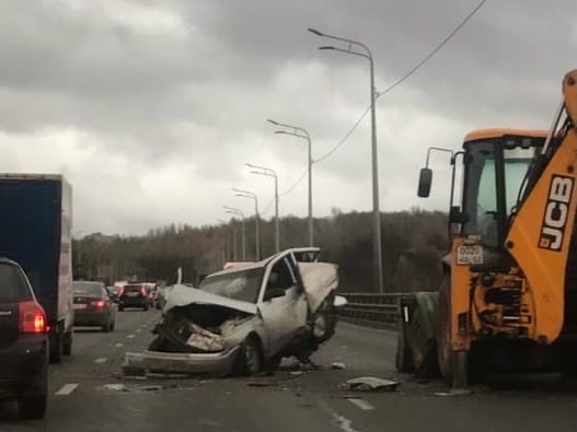 Легковушка всмятку: серьезное ДТП произошло на Мызинском мосту
