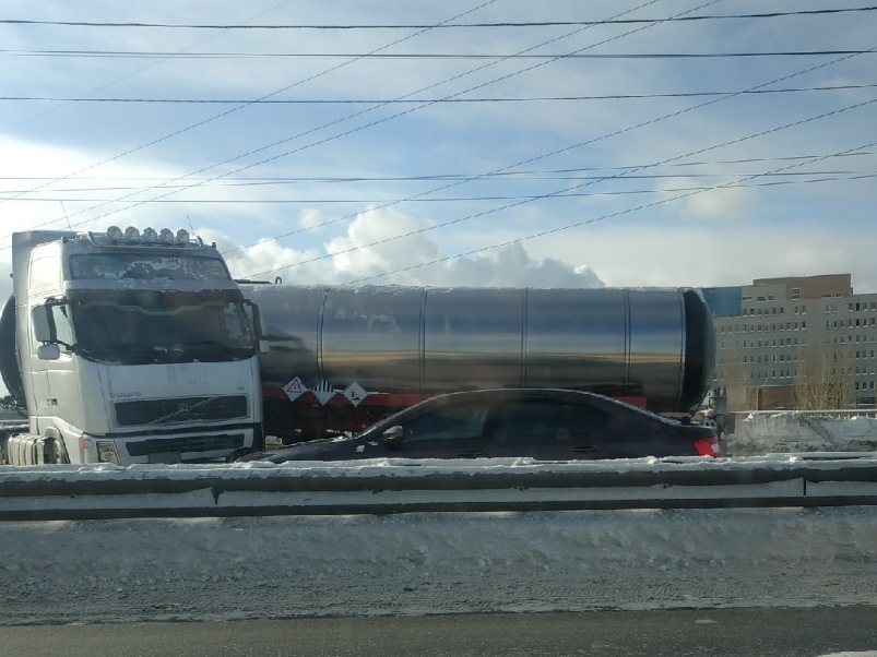 Движение перед Мызинским мостом парализовало из-за ДТП с фурой