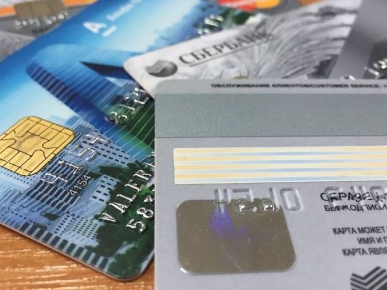 В Сбербанке разрешили переводить деньги с кредитных карт на дебетовые