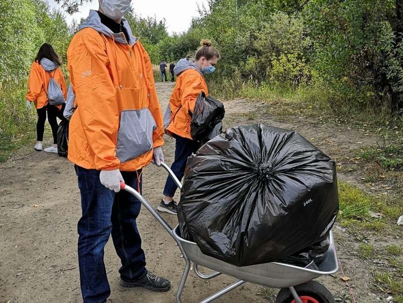 Image for Компания En+ собрала более 100 волонтеров для очистки берегов Пермяковского озера