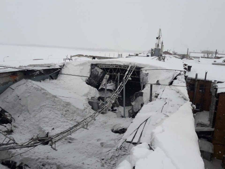 Сотрудников здания на Нижневолжской набережной эвакуировали из-за обвала крыши