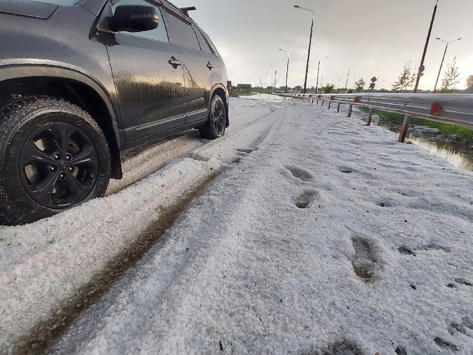Image for «Снег» покрыл улицы Сарова после сильного града 8 июня