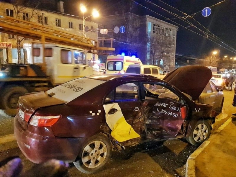 Image for Таксист столкнулся с легковушкой в Советском районе