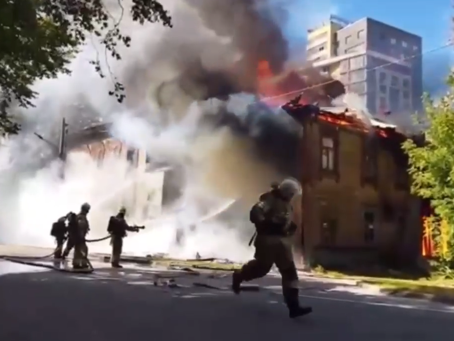 Image for Крупный пожар вспыхнул в расселенном доме в центре Нижнего Новгорода 18 августа