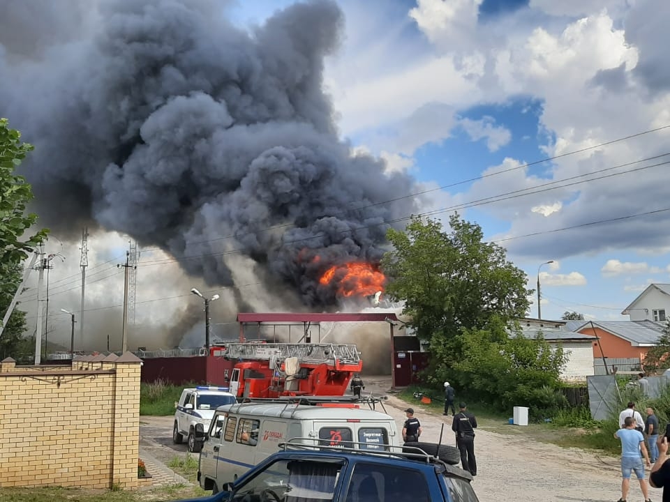 Жителям Дзержинска рекомендуют закрыть окна из-за пожара на складе полиэтилена