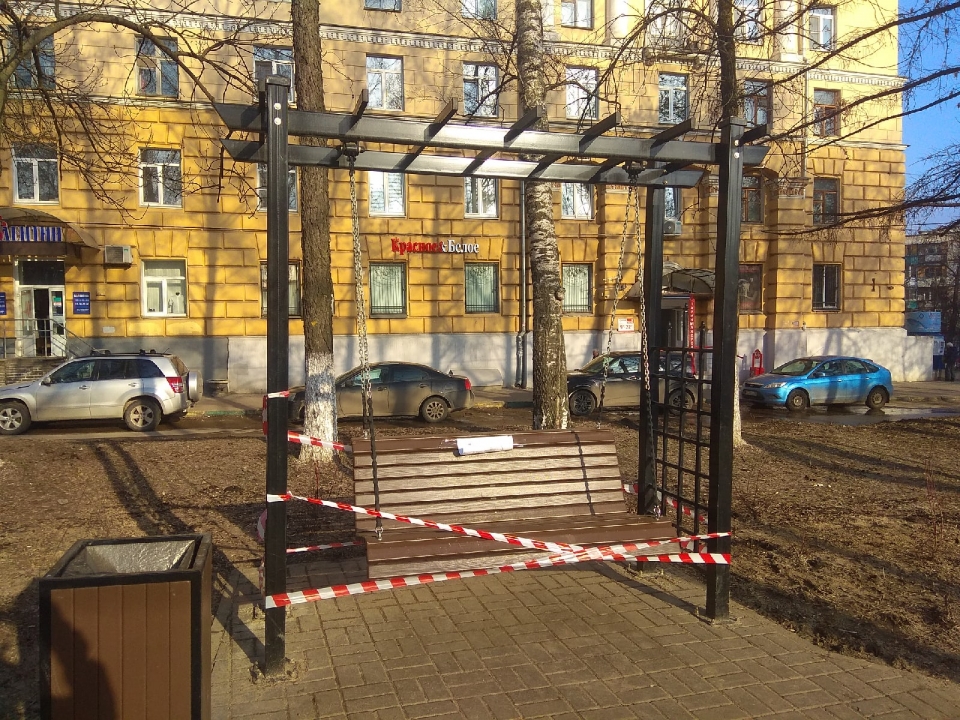Image for Новые качели сломались в сквере на Гагарина в Нижнем Новгороде