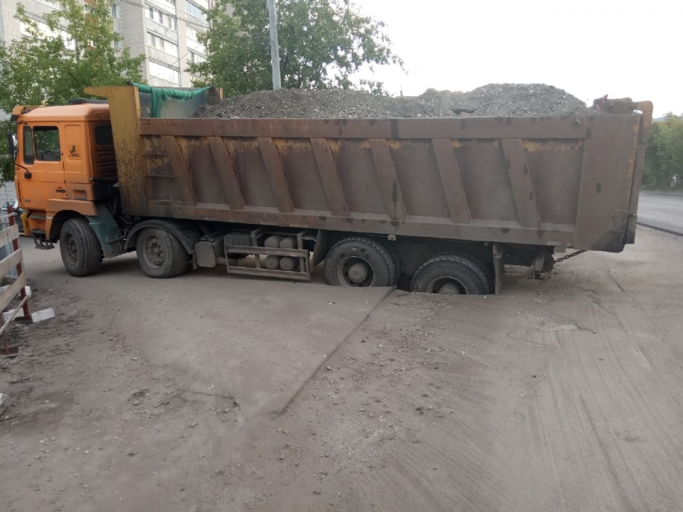 Image for В Дзержинске грузовик проломил дорогу, которую ехал чинить