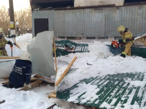 Image for Железная палатка обрушилась на женщину в Нижнем Новгороде от удара грузовика