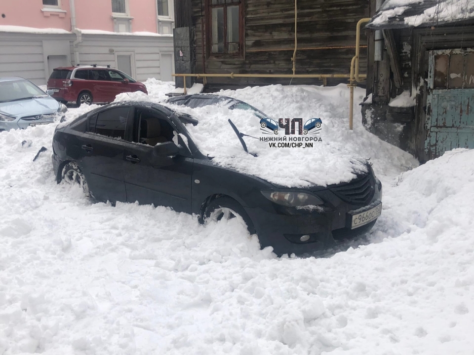 Ледяная глыба придавила авто на Маслякова в Нижнем Новгороде