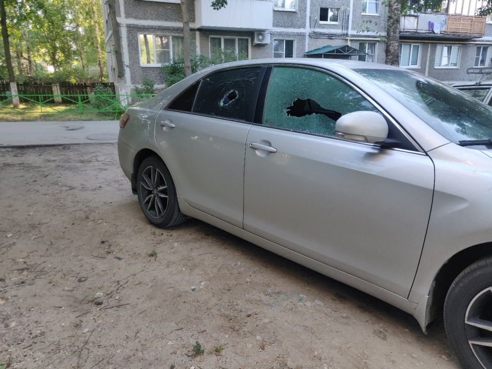 Утро началось не с кофе: дзержинскому журналисту разбили стекла в машине