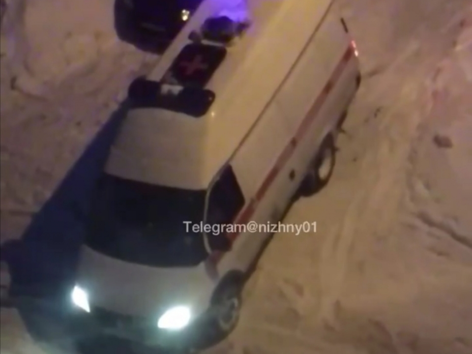 Image for Две машины «скорой помощи» застряли во дворе дома в Нижнем Новгороде