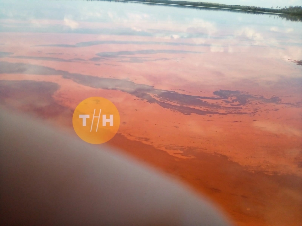 Image for Нижегородцы сообщили о внезапно покрасневшем озере в Воротынском районе