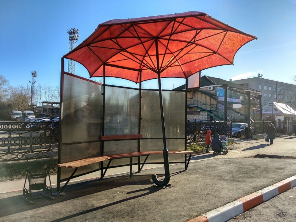 Image for В Арзамасе вандалы разбили уникальную остановку в форме зонта