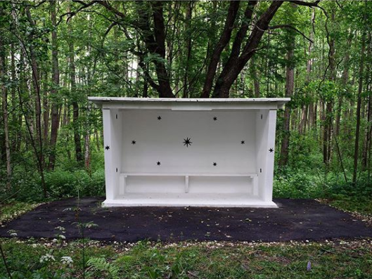 Инсталляция в виде автобусной остановки появилась в нижегородском лесу