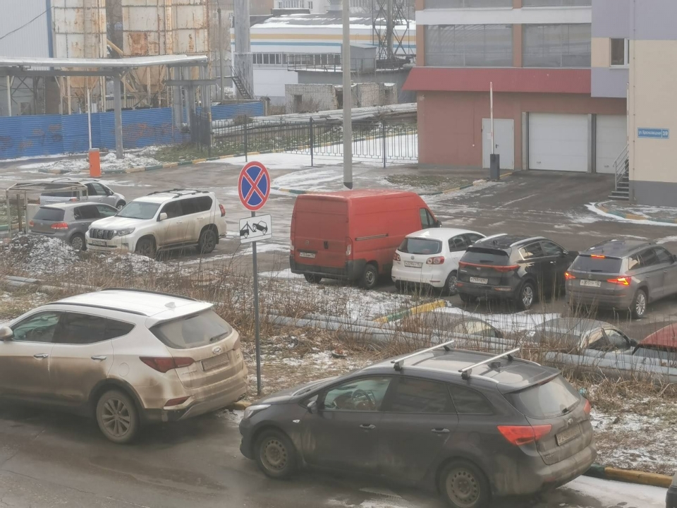 Image for Нижегородских водителей возмутили запрещающие парковку знаки в ЖК «Зенит»