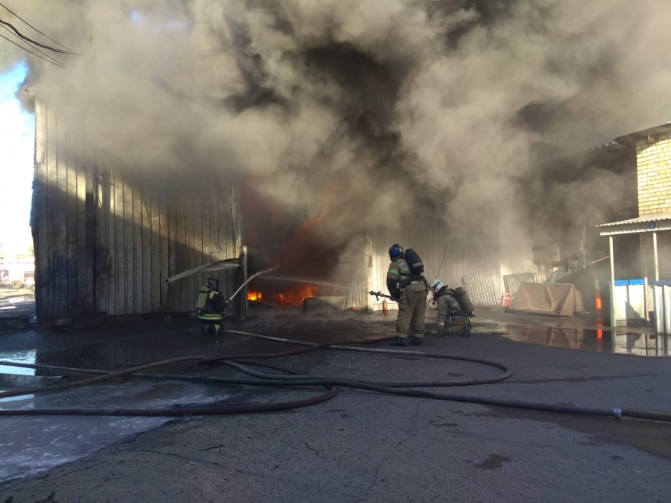 Image for 81 человек тушит пожар на складе лакокрасочных материалов в Канавине