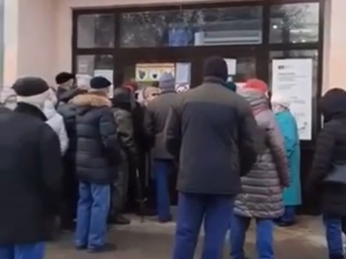 Image for Нижегородцам приходится мерзнуть в очереди у автозаводского МФЦ