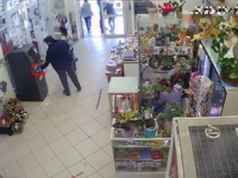 Image for Полиция разыскивает похитителя денег, забытых нижегородкой в банкомате