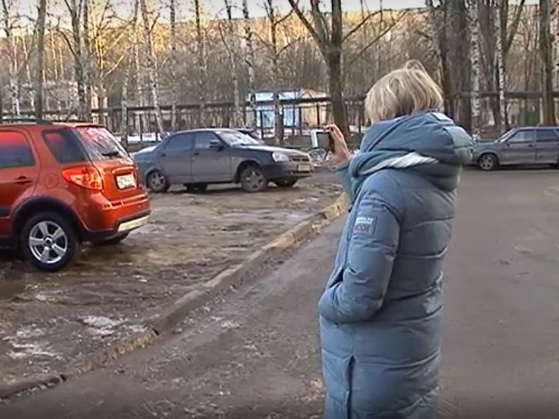 Image for Более 2 тысяч протоколов составили на нижегородских водителей за парковку  на газонах 