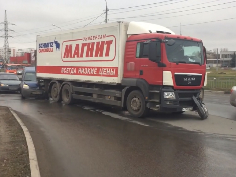 Image for Массовая авария с грузовиком произошла на Комсомольской площади в Нижнем