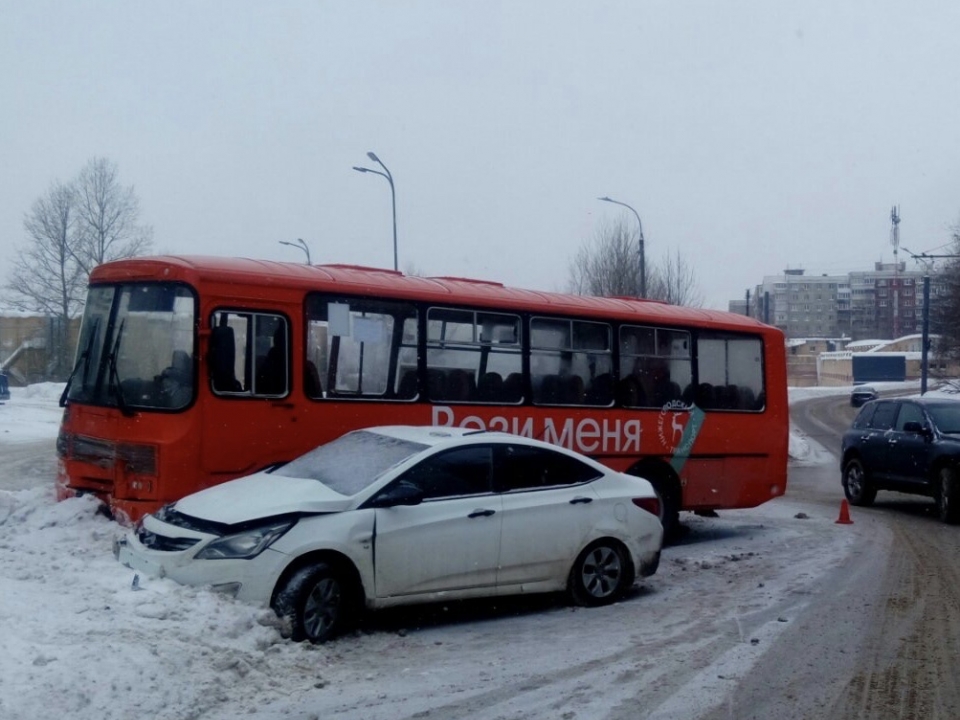 Image for Иномарка протаранила маршрутку с пассажирами в Нижнем Новгороде 